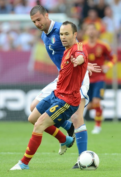Iniesta cũng bị các hậu vệ áo xanh vây chặt.